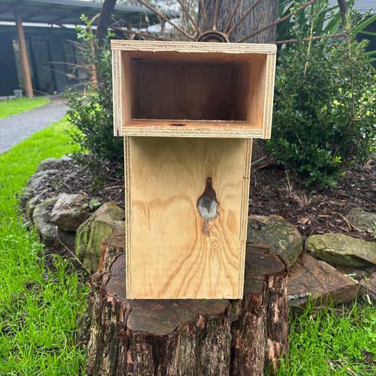 Quaker Parrot nest box medium